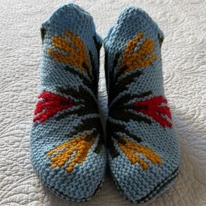 Hand-Knit Women’s Blue Floral Slippers OS